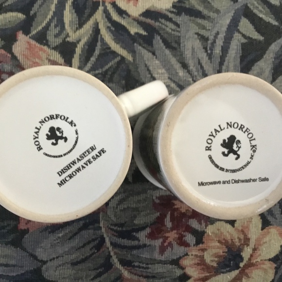 2 Royal Norfolk Christmas Coffee Mugs Poinsettia Pinecone and Snowflakes - Picture 6 of 8